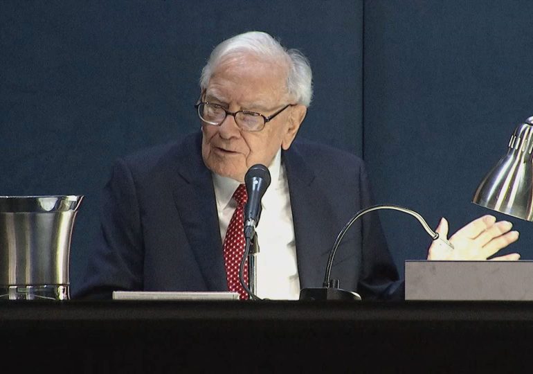 Warren Buffett did something curious with his Apple stock holding