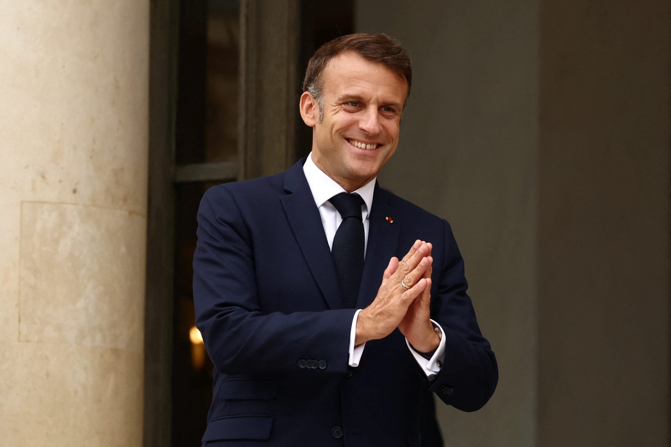 French President Emmanuel Macron greets journalists after meetings with guests at the Elysee Palace before the opening ceremony of the Paris 2024 Olympic Games in Paris, France, July 26, 2024. REUTERS/Yara Nard