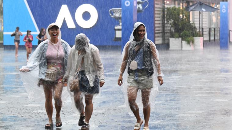 When will Australian Open play resume? Live updates on rain delay at 2025 event