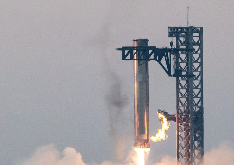 SpaceX’s Starship rocket completes fifth test flight, lands booster in dramatic catch